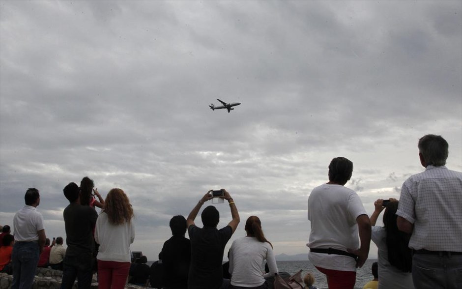 Athens Flying Week: Ξεκίνησε στο Π. Φάληρο το υπερθέαμα στον αέρα. Κόσμος παρακολουθεί αεροπλάνο τύπου AIRBUS 320, DASH8 Q400 των Aegean Airlines, Olympic Air.