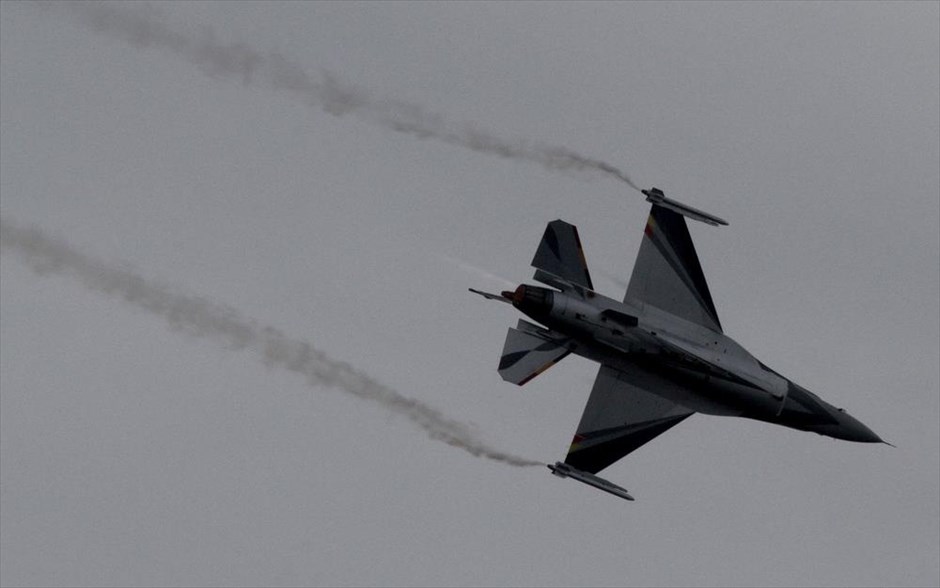 Athens Flying Week: Ξεκίνησε στο Π. Φάληρο το υπερθέαμα στον αέρα. Αεροπλάνο τύπου F-16ΑΜ της Belgian Air Force πετάει στην παραλία του Παλαιού Φαλήρου.