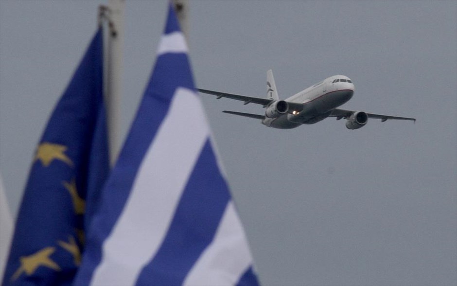 Athens Flying Week: Ξεκίνησε στο Π. Φάληρο το υπερθέαμα στον αέρα. Αεροπλάνο τύπου AIRBUS 320, DASH8 Q400 των Aegean Airlines.