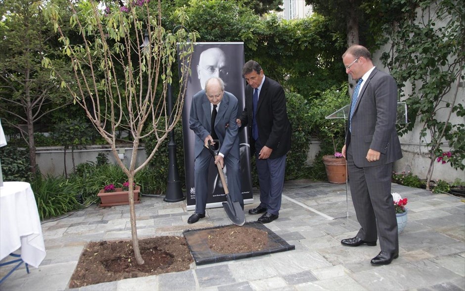Εκδήλωση για την επέτειο των 150 χρόνων από την γέννηση του Ελευθερίου Βενιζέλου. Εκδήλωση της Βρετανικής πρεσβείας για την επέτειο των 150 χρόνων από την γέννηση του Ελευθερίου Βενιζέλου. Την εκδήλωση που πραγματοποιήθηκε στην κατοικία του Βρετανού πρέσβη Τζον Κίτμερ στην Αθήνα για τον μεγάλο Έλληνα πολιτικό, τίμησε με την παρουσία του ο ο επίτιμος πρόεδρος της Νέας Δημοκρατίας Κωνσταντίνος Μητσοτάκης, ο οποίος συνδέεται με οικογενειακούς δεσμούς με την οικογένεια του Ελ. Βενιζέλου, και φύτεψε μία αμυγδαλιά στο κήπο της Βρετανικής πρεσβείας.