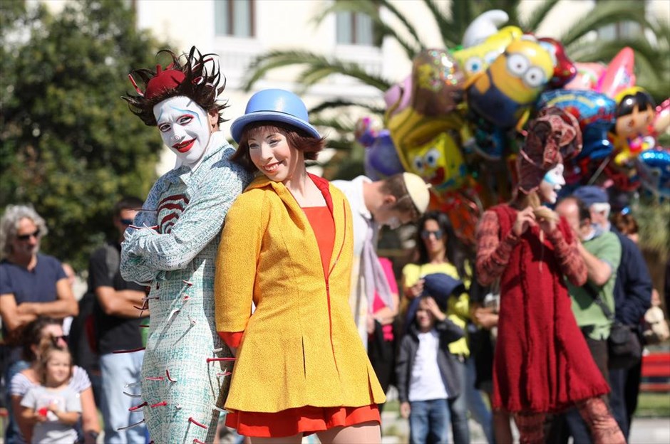 Το Cirque du Soleil στην Πλατεία Αριστοτέλους. Καλλιτέχνες του Quidam από το Cirque du Soleil βρέθηκαν στην Πλατεία Αριστοτέλους όπου παρουσίασαν ζωντανά το νούμερο "Skipping Rope".