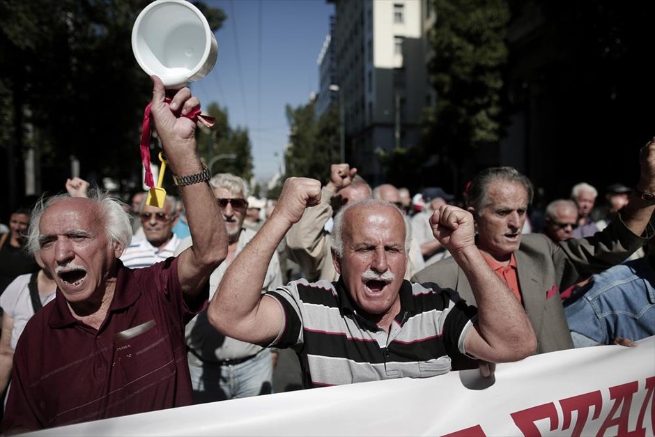 Διαδήλωση συνταξιούχων στο κέντρο της Αθήνας. Συνταξιούχοι κρατούν πανό και φωνάζουν συνθήματα κατά τη διάρκεια πορείας διαμαρτυρίας στο κέντρο της Αθήνας. Παναττική συγκέντρωση στην πλατεία Κλαυθμώνος και πορεία προς το Μέγαρο Μαξίμου πραγματοποιούν οι συνταξιούχοι με αιτήματα τα ασφαλιστικά τους δικαιώματα, τις παροχές υγείας και τις συντάξεις τους. Οι συνταξιούχοι καταγγέλλουν κατάρρευση των ασφαλιστικών ταμείων και ζητούν μεταξύ άλλων δημόσια και δωρεάν υγεία.