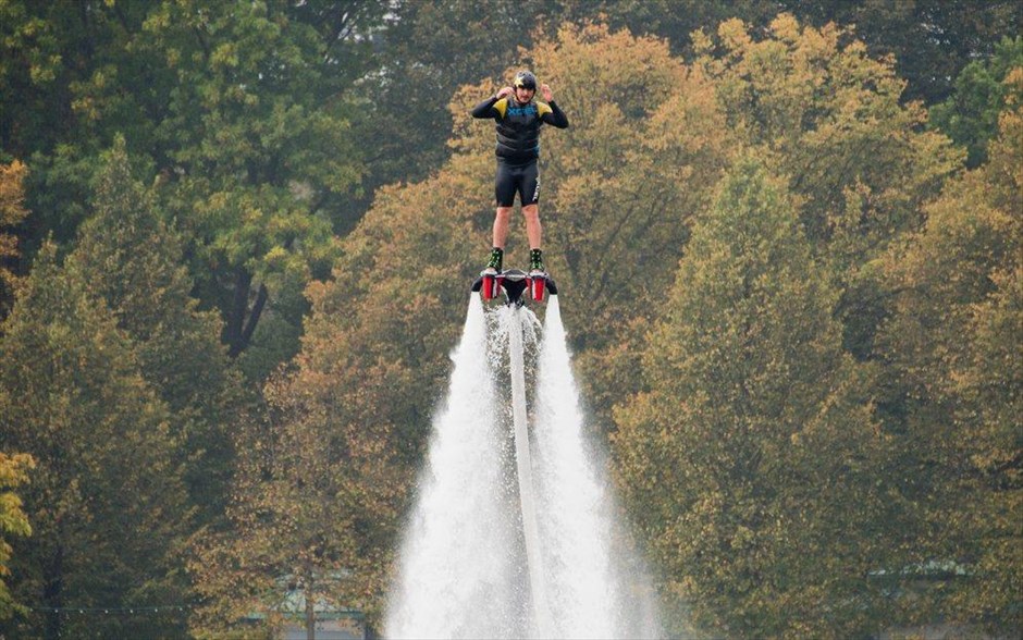 Flyboard στο Ανόβερο. Ένας άντρας κάνει flyboard στη λίμνη Maschsee, κατά τη διάρκεια των εορτασμών για την Ημέρα Γερμανικής Ενότητας στο Ανόβερο. Τα 24 χρόνια γερμανικής ενότητας τιμούν φέτος οι κάτοικοι της Γερμανίας, με τις εορταστικές εκδηλώσεις να επικεντρώνονται στο Ανόβερο. Η 3η Οκτωβρίου εορτάζεται κάθε χρόνο στη Γερμανία, τιμώντας τον τερματισμό, το 1990, της διαίρεσης της χώρας σε ανατολική και δυτική.