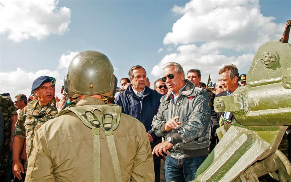 Ασκηση «Παρμενίων 2014» στην Αλεξανδρούπολη. Ο πρωθυπουργός Αντώνης Σαμαράς (Κ), ο υπουργός Εθνικής Άμυνας Δημήτρης Αβραμόπουλος (Δ) και ο Αρχηγός ΓΕΕΘΑ Στρατηγός Μιχαήλ Κωσταράκος (Α) συνομιιλούν με στρατιώτες που συμμετέχουν στην τελική φάση της διακλαδικής άσκησης «Παρμενίων 2014» που διεξάγεται στο πεδίο βολής «Αετός» της Αλεξανδρούπολης. Η άσκηση σχεδιάστηκε και διευθύνεται από το ΓΕΕΘΑ με τη συνδρομή των Γενικών Επιτελείων και διεξάγεται σε ολόκληρο τον ελλαδικό χώρο και εντός του FIR.