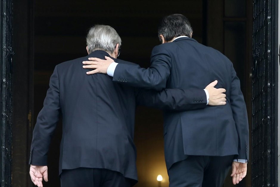 Επίσκεψη Γιούνκερ στην Αθήνα. Συνάντηση του Αντώνη Σαμαρά με τον Πρόεδρο της Ευρωπαϊκής Επιτροπής Ζαν Κλοντ Γιούνκερ, στο Μέγαρο Μαξίμου. Επίσκεψη στην Αθήνα - τη δεύτερη μέσα σε δύο μήνες - πραγματοποιεί σήμερα ο νέος πρόεδρος της Κομισιόν.