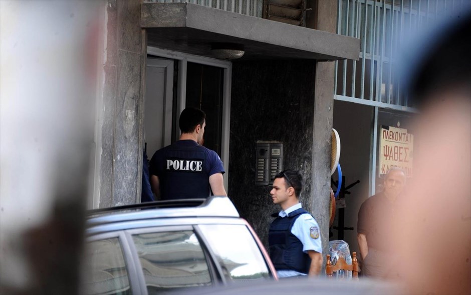 «Καθαρά» τα διαμερίσματα σε Κυψέλη και Θησείο. «Καθαρά» είναι τα διαμερίσματα στην Κυψέλη και το Θησείο, στα οποία έκανε έρευνα σήμερα η Αντιτρομοκρατική. Αξιωματικοί της ΕΛΑΣ εικάζουν ότι το 48αωρο μετά τη σύλληψη του Σταμπούλου στο γκαράζ στον Βύρωνα, ο οποίος αρνήθηκε κάθε συνεργασία με τις αρχές, ήταν καθοριστικό στο να δώσει χρόνο στους ασύλληπτους συνεργάτες του να απομακρύνουν στοιχεία από τα διαμερίσματα. Στη φωτογραφία, αστυνομικοί φρουρούν την είσοδο της πολυκατοικίας στην Κυψέλη, την ώρα που η Αντιτρομοκρατική υπηρεσία ερευνά διαμέρισμα.