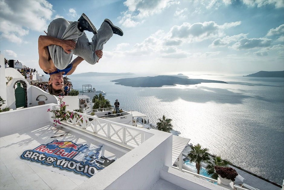 Freeruning στη Σαντορίνη. Ο Joel Eggimann από την Ελβετία εκτελεί ένα άλμα κατά τη διάρκεια του «Red Bull Art of Motion» freeruning που πραγματοποιήθηκε στη Σαντορίνη. 18 αθλητές από 12 διαφορετικές χώρες, συνδύασαν τέχνη και αθλητισμό σε μια διαδρομή πάνω από στέγες, τοίχους, μπαλκόνια και πισίνες.