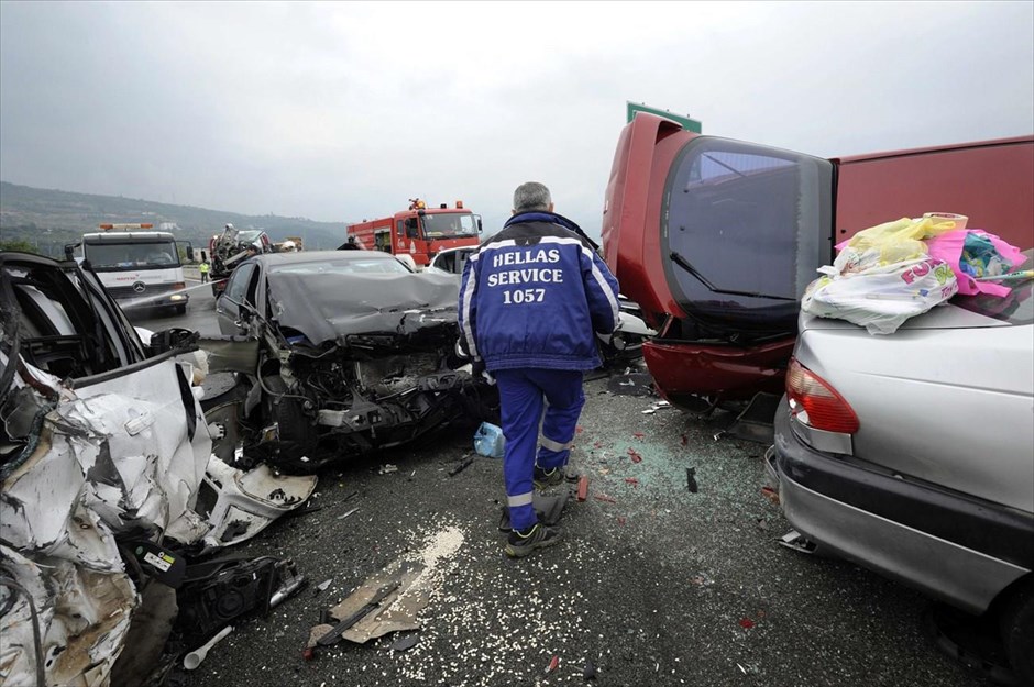 Τέσσερις νεκροί από καραμπόλα στην Εγνατία. Μεγάλη καραμπόλα σημειώθηκε λίγο πριν τις 10:30 το πρωί στην Εγνατία Οδό, κοντά στον κόμβο της Βέροιας, στο ρεύμα προς Θεσσαλονίκη, όταν νταλίκα προσέκρουσε σε πάνω από 30 αυτοκίνητα που ήταν ακινητοποιημένα στο σημείο λόγω έργων. Από το τροχαίο έχασαν τη ζωή τους πέντε άτομα, ενώ τουλάχιστον 20 άτομα τραυματίστηκαν και μεταφέρθηκαν σε νοσοκομεία της Βέροιας και της Θεσσαλονίκης.