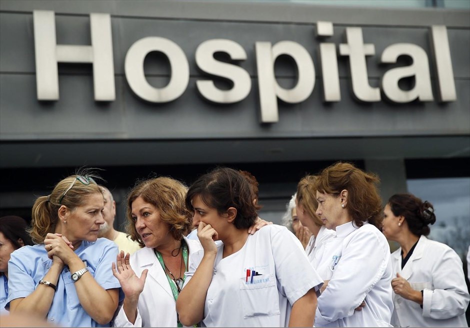 Πρώτο κρούσμα Έμπολα στην Ευρώπη. Το προσωπικό του νοσοκομείου Λα Παθ διαδηλώνει έξω από το κτήριο στη Μαδρίτη, ζητώντας την παραίτηση της Ισπανίδας υπουργού Υγείας Άνα Μάτο, με αφορμή τη μόλυνσης νοσοκόμας από τον ιό Έμπολα. Η γυναίκα είχε φροντίσει Ισπανούς ιερείς οι οποίοι είχαν επαναπατριστεί μετά την μόλυνσή τους από τον ιό στην Αφρική. Τέσσερις άνθρωποι, συμπεριλαμβανομένης της νοσοκόμας, νοσηλεύονται και παρακολουθούνται στην Ισπανία προκειμένου να αποφευχθεί η μετάδοση του ιδιαίτερα επικίνδυνου ιού, ανακοίνωσαν οι ισπανικές αρχές υγείας την Τρίτη.