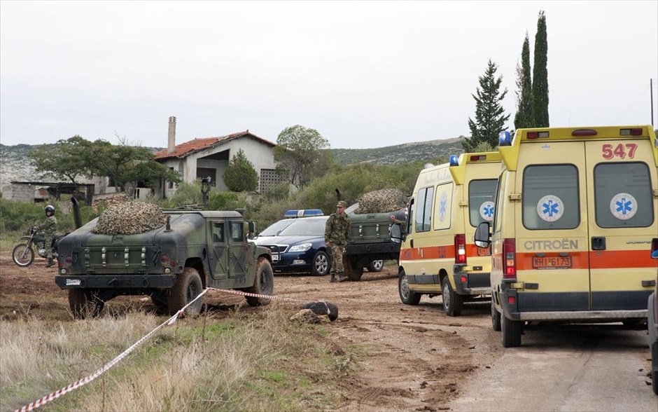Τρεις νεκροί οπλίτες στον Βόλο. Δύο επαγγελματίες οπλίτες (ΕΠΟΠ) και ένας οπλίτης θητείας σκοτώθηκαν σε προγραμματισμένη άσκηση του στρατού στο πεδίο βολής της κοινότητας Γλαφυρών, ανάμεσα στην περιοχή του Στεφανοβικείου και τον Βόλο. Το ατύχημα οφείλεται σε έκρηξη σωλήνα όλμου στη διάρκεια προγραμματισμένων βολών βαρέων όπλων πεζικού.
Από την έκρηξη τραυματίστηκε και ένας αξιωματικός του στρατού, 30 ετών, ο οποίος μεταφέρθηκε στο Νοσοκομείο Βόλου.&nbsp;Σύμφωνα με πληροφορίες, είναι εκτός κινδύνου, με τραύμα στο κοιλιακό τοίχωμα εξωτερικά.