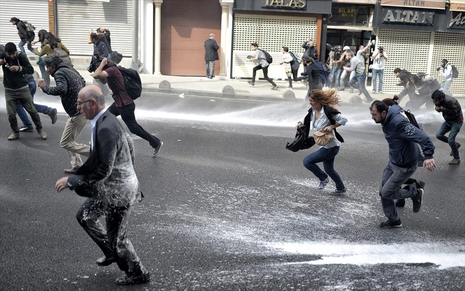 Αιματηρές συγκρούσεις στην Τουρκία. Στιγμιότυπο από διαμαρτυρία κατά του Ισλαμικού Κράτους στην Κωνσταντινούπολη, όπου η αστυνομία επενέβη με δακρυγόνα και με κανόνια νερού για να διαλύσει τους διαδηλωτές.&nbsp;Τουλάχιστον 12 άνθρωποι έχασαν τη ζωή τους στη διάρκεια των βίαιων συγκρούσεων Κούρδων διαδηλωτών με τις δυνάμεις ασφαλείας αλλά και μέλη ισλαμιστικών οργανώσεων στο Ντιγιάρμπακιρ και άλλες πόλεις της Τουρκίας που κατοικούνται ως επί το πλείστον από Κούρδους, με φόντο τις συγκρούσεις για τον έλεγχο της συριακής πόλης Κομπανί.&nbsp;