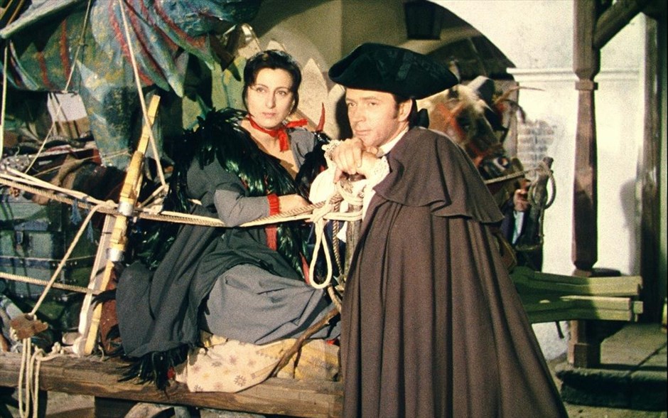 «Η χρυσή άμαξα». Η αισθηματική ταινία του 1952 «Η χρυσή άμαξα», σε σκηνοθεσία του - βραβευμένου με τιμητικό Όσκαρ για το σύνολο της καριέρας του - Γάλλου σκηνοθέτη Ζαν Ρενουάρ, με την - επίσης βραβευμένη με Όσκαρ - Άνα Μανιάνι και τους Οντοάρντο Σπαντάρο και Ντάνκαν Λαμόντ, μας ταξιδεύει στο Περού του 18ου αιώνα.
