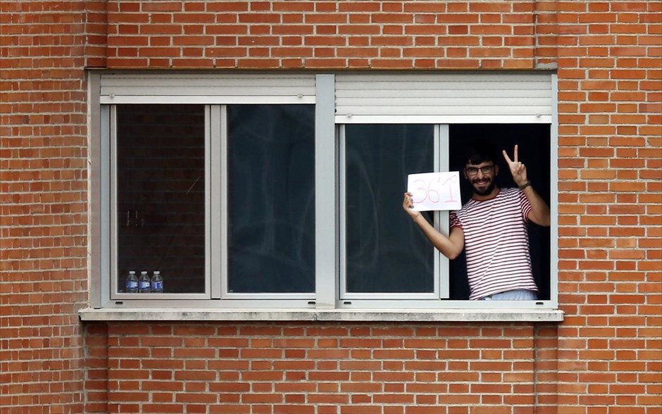 Ισπανία: 16 άνθρωποι υπό στενή ιατρική παρακολούθηση στο νοσοκομείο της Μαδρίτης. Ένας άντρας δείχνει σε ένα χαρτί τη θερμοκρασία του σώματός του (36,1 βαθμούς Κελσίου), από το παράθυρο του δωματίου του στο θάλαμο απομόνωσης στον πέμπτο όροφο του νοσοκομείου Carlos III της Μαδρίτης, όπου νοσηλεύεται η Ισπανίδα νοσοκόμα Τερέσα Ρομέρο Ράμος η οποία προσβλήθηκε από τον ιό Έμπολα. Άλλα επτά άτομα που είχαν έρθει σε επαφή με την Τερέσα Ρομέρο εισήχθησαν προληπτικά στο νοσοκομείο. Συνολικά 16 άνθρωποι βρίσκονται υπό στενή ιατρική παρακολούθηση, συμπεριλαμβανομένου και του συζύγου της Ισπανίδας νοσηλεύτριας. Προς το παρόν, πάντως, μόνο η 44χρονη νοσοκόμα έχει επιβεβαιωμένα προσβληθεί από Έμπολα.