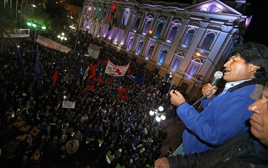 Βολιβία: Τρίτη θητεία για τον πρόεδρο Έβο Μοράλες. Τη νίκη του στις προεδρικές εκλογές που διεξήχθησαν την Κυριακή ανακοίνωσε ο πρόεδρος της Βολιβίας, Έβο Μοράλες. «Αυτή η νίκη αποτελεί έναν θρίαμβο για τους αντι-ιμπεριαλιστές και τους αντι-αποικιοκράτες», είπε ο Μοράλες από το μπαλκόνι του προεδρικού μεγάρου, στους χιλιάδες υποστηρικτές του που είχαν συγκεντρωθεί για να γιορτάσουν τη νίκη του.