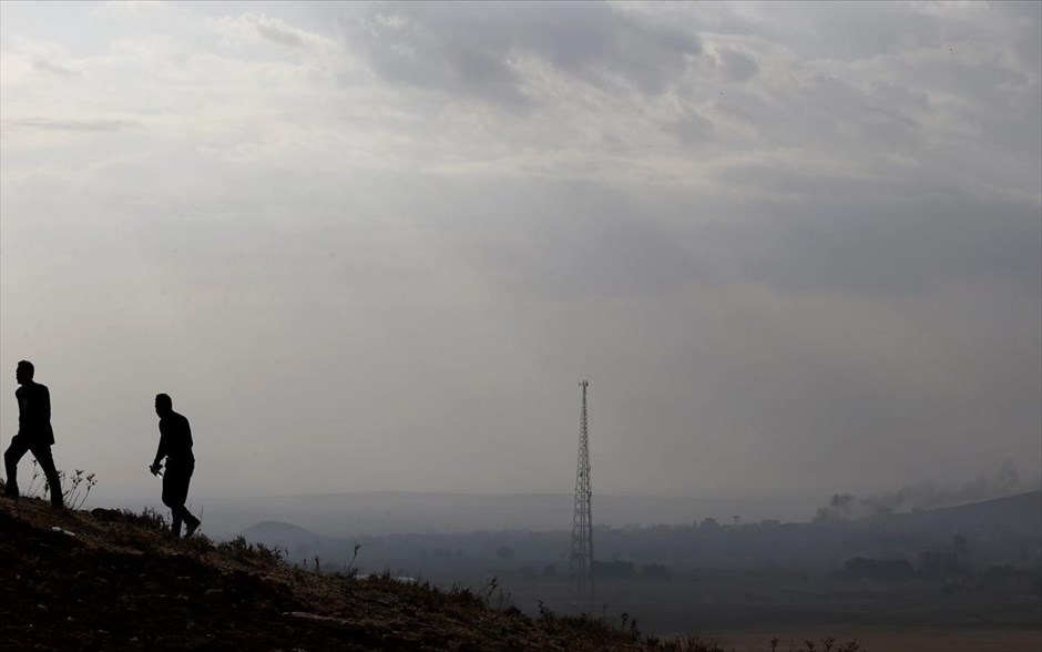 Αεροπορικές επιδρομές στο Κομπάνι. Καπνός αναδύεται στα σύνορα Τουρκίας - Συρίας έπειτα από αεροπορική επιδρομή των ΗΠΑ στην πόλη Κομπάνι.