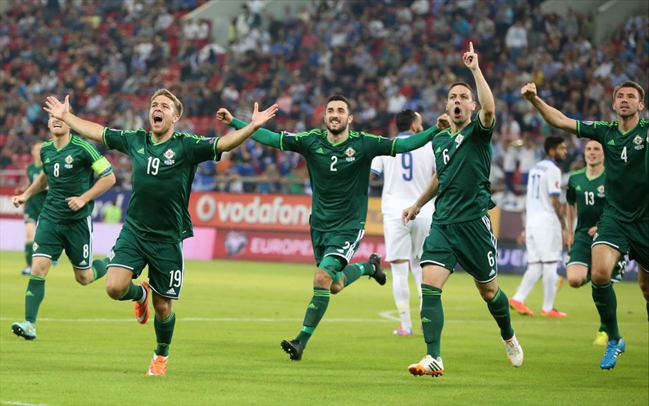 Ελλάδα - Βόρεια Ιρλανδία -  Euro 2016. Οι παίκτες της Βόρειας Ιρλανδίας πανηγυρίζουν το γκολ.