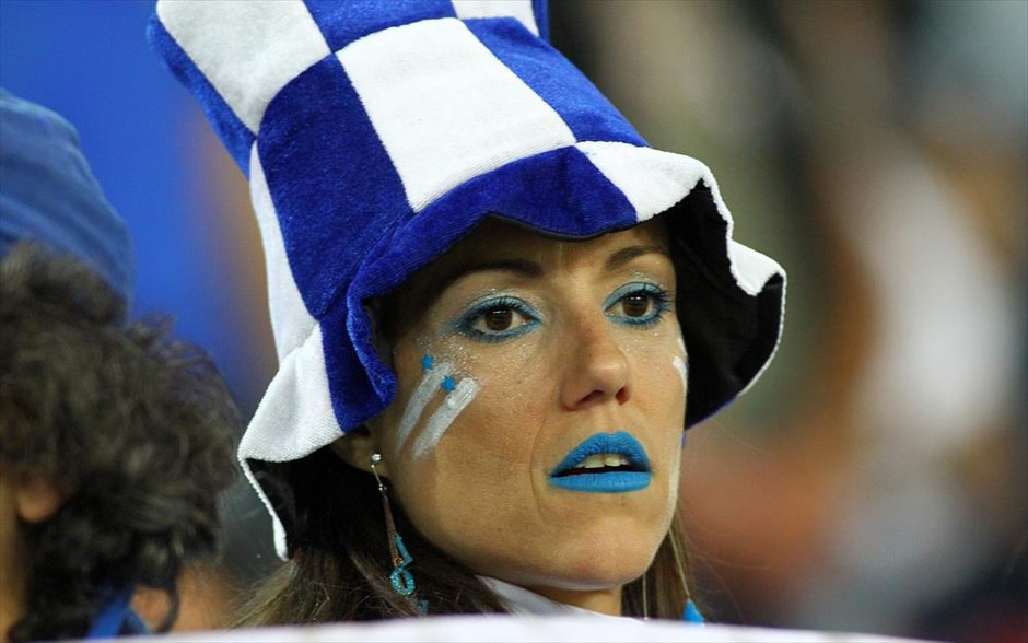 Ελλάδα - Βόρεια Ιρλανδία -  Euro 2016. Φίλαθλος φοράει καπέλο με τα χρώματα της Ελλάδας.