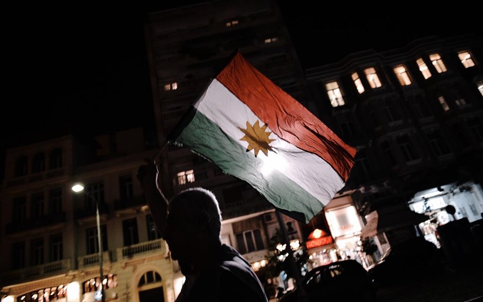 Θεσσαλονίκη: Συλλαλητήριο αλληλεγγύης στον κουρδικό λαό . Συλλαλητήριο αλληλεγγύης στον κουρδικό λαό και στους μαχητές που υπερασπίζονται την πόλη Κομπάνι, πραγματοποίησαν την Τρίτη στη Θεσσαλονίκη η αντεξουσιαστική κίνηση με τη συμμετοχή εκπροσώπων κουρδικών οργανώσεων και συλλόγων, της επιτροπής αλληλεγγύης στους πολιτικούς κρατούμενους στην Τουρκία, κ.α.