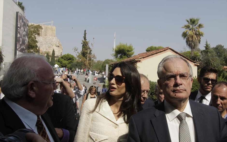 Αλαμουντίν - Μουσείο Ακρόπολης. Η δικηγόρος Αμάλ Αλαμουντίν Κλούνεϊ κατά την επίσκεψή της στο Μουσείο της Ακρόπολης συνοδεία του υπουργού Πολιτισμού Κώστα Τασούλα.