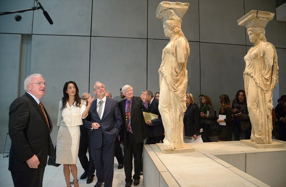 Στην Αθήνα για τα γλυπτά του Παρθενώνα η Αμάλ Αλαμουντίν Κλούνεϊ. Στιγμιότυπο από την ξενάγηση στο Μουσείο της Ακρόπολης.
