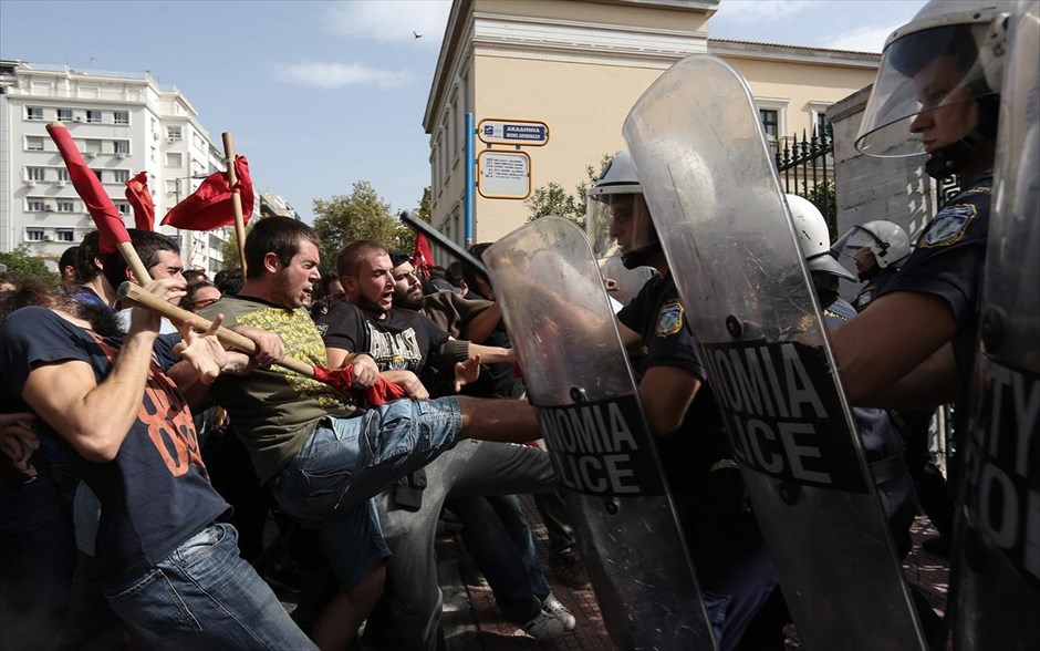 Ενταση στα Προπύλαια. 