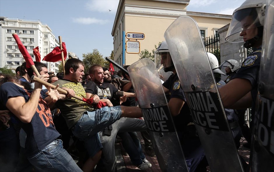 Προπύλαια: Ένταση μεταξύ φοιτητών - αστυνομίας. Ενταση δημιουργήθηκε έξω από το κεντρικό κτήριο του Πανεπιστημίου Αθηνών στα Προπύλαια, όπου φοιτητές ήλθαν πρόσωπο με πρόσωπο με άνδρες των ΜΑΤ, τα οποία έκαναν χρήση χημικών. Οι αστυνομικές δυνάμεις βρίσκονταν στο σημείο για να περιφρουρήσουν το κτήριο, προκειμένου να μην επιτραπεί η είσοδος στους φοιτητές που πραγματοποιούσαν διαμαρτυρία. Τελικά, οι διαδηλωτές αποχώρησαν και πηγαίνουν στη Νομική.