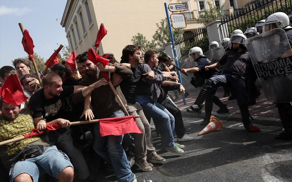 Ενταση στα Προπύλαια. 