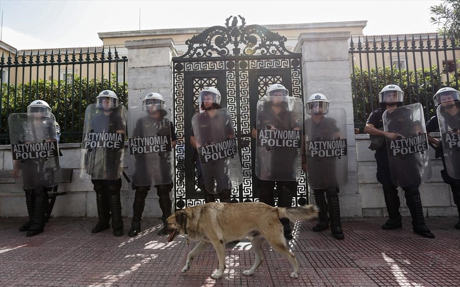 Ένταση στα Προπύλαια. 
