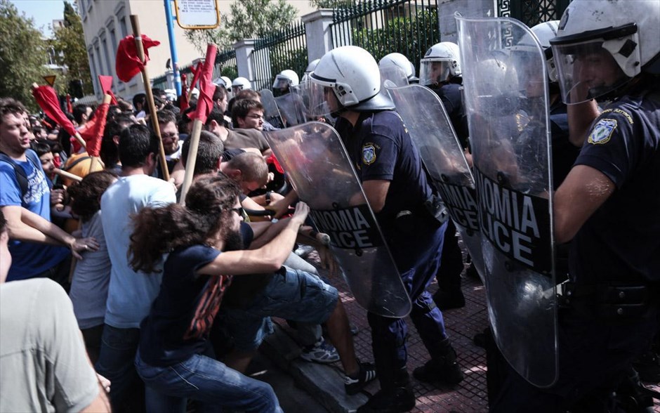 Ένταση στα Προπύλαια. 