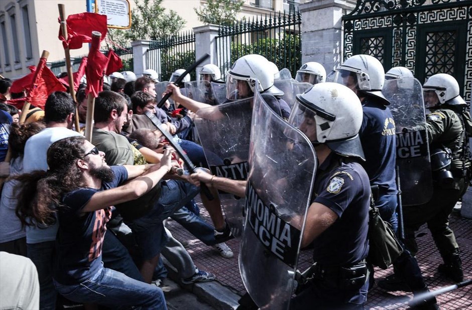 Ένταση στα Προπύλαια. 