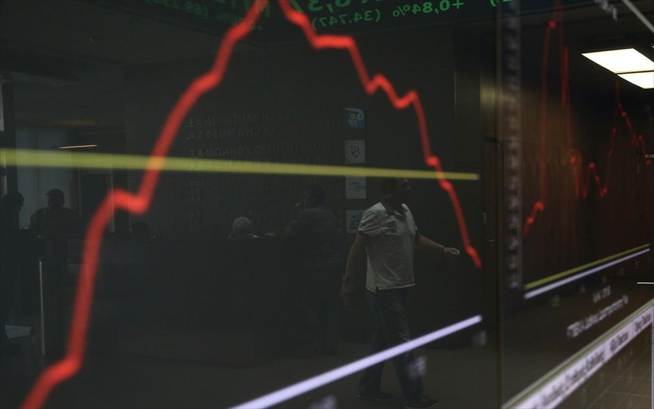 Σε «κινούμενη άμμο» προσπαθεί να ισορροπήσει το X.A. . Σε «κινούμενη άμμο» προσπαθεί να ισορροπήσει σήμερα το Χρηματιστήριο Αθηνών, με την επενδυτική διάθεση να παρουσιάζεται εξαιρετικά ευμετάβλητη και εύθραυστη. Το πρόσημο που κυριαρχεί είναι το αρνητικό, ωστόσο, δεν λείπουν και οι προσπάθειες αντίδρασης από το διήμερο κραχ που προκάλεσε η επενδυτική αβεβαιότητα.