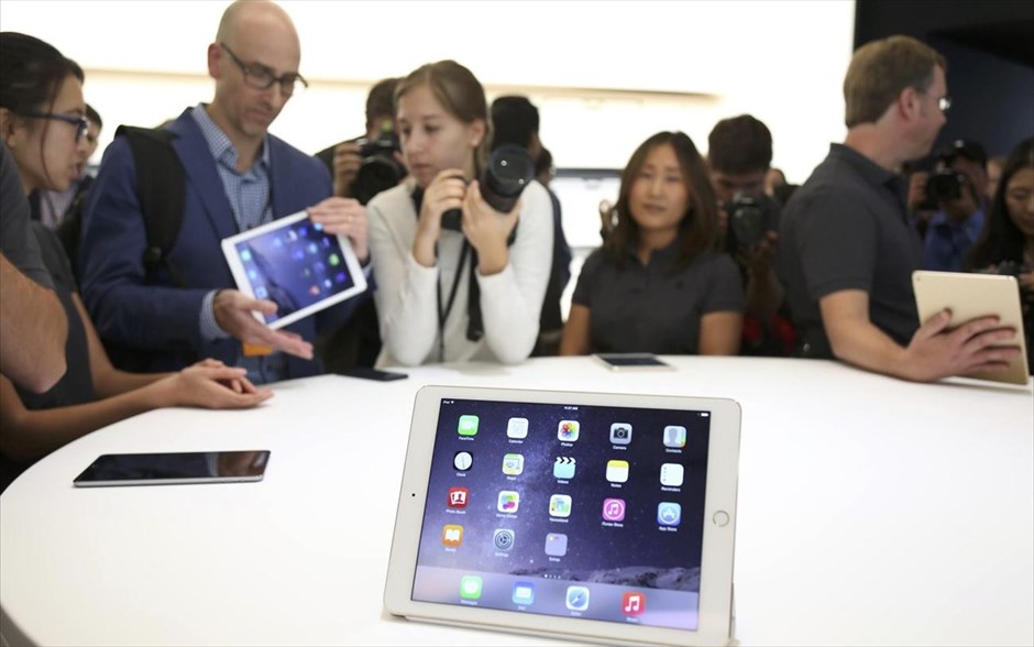 Παρουσίαση του iPad Air 2 και του iPad Mini 3 από την Apple. Δημοσιογράφοι βλέπουν τα καινούρια iPad.