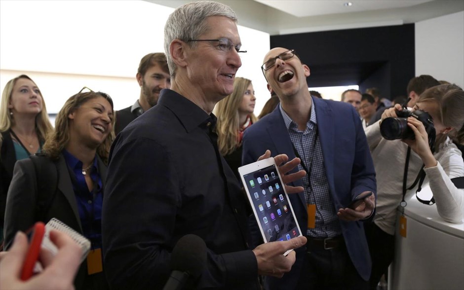 Παρουσίαση του iPad Air 2 και του iPad Mini 3 από την Apple. Ο Τιμ Κουκ με iPad.