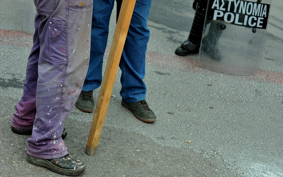 Διαμαρτυρία εργαζομένων στα ναυπηγεία Ελευσίνας έξω από το υπουργείο Άμυνας. Έξω από το υπουργείο Εθνικής Άμυνας διαδηλώνουν εργαζόμενοι στα ναυπηγεία Ελευσίνας, καταγγέλλοντας ότι είναι εδώ και εννέα μήνες απλήρωτοι. Όπως αναφέρουν, πολλοί από τους 600 συνολικά απλήρωτους εργαζόμενους αντιμετωπίζουν σοβαρό πρόβλημα διαβίωσης, κινδυνεύουν με κατασχέσεις από τις τράπεζες και αναγκάζονται να διακόψουν τις σπουδές των παιδιών τους.