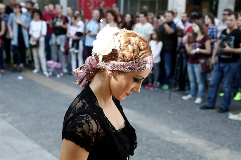 Το Μικρό Παρίσι των Αθηνών. Στιγμιότυπο από το φεστιβάλ «Το Μικρό Παρίσι των Αθηνών», το οποίο πραγματοποιείται στο κέντρο της πρωτεύουσας. Στη φωτογραφία, μία χορεύτρια της ομάδας ArcOdance.