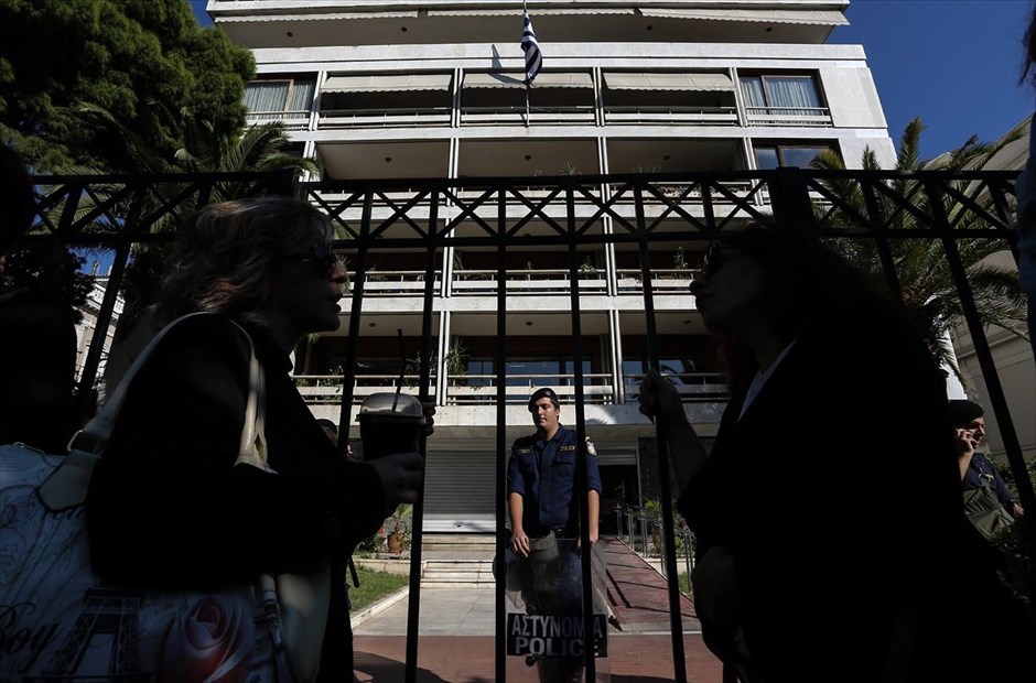 Παράσταση διαμαρτυρίας της ΠΟΕ - ΟΤΑ στο υπ. Διοικητικής Μεταρρύθμισης . Παράσταση διαμαρτυρίας έξω από το υπουργείο Διοικητικής Μεταρρύθμισης πραγματοποιούν μέλη της ΠΟΕ - ΟΤΑ που διαμαρτύρονται για την ανάκληση του διορισμού 27 εργαζομένων στον πρώην δήμο Δραπετσώνας. Οι απολύσεις θα γίνουν με βάση πόρισμα του ΑΣΕΠ του 2011, σύμφωνα με το οποίο διαπιστώθηκαν παρατυπίες στον πρώην δήμο Δραπετσώνας όσον αφορά στην εφαρμογή το ΠΔ 164/2004 (Προεδρικό Διάταγμα Παυλόπουλου).