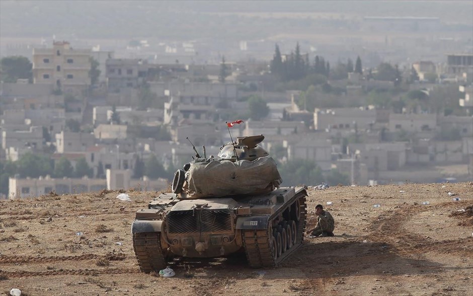 Συμμαχικοί βομβαρδισμοί στο Κομπάνι. Η Τουρκία έκανε τη Δευτέρα στροφή στην στρατηγική της, ανακοινώνοντας ότι επιτρέπει πλέον στις δυνάμεις των Πεσμεργκά να χρησιμοποιήσουν το έδαφός της για να περάσουν στο συριακό έδαφος και να ενισχύσουν τις τάξεις των Κούρδων μαχητών στο Κομπάνι. Στη φωτογραφία, τουρκικό άρμα μάχης στην συροτουρκική μεθόριο.