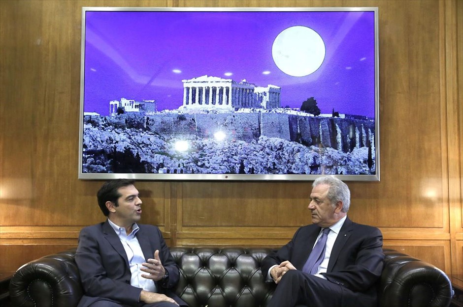 Επίσκεψη του Αλ. Τσίπρα στο υπουργείο Εθνικής Άμυνας. Ο υπουργός Εθνικής Άμυνας, Δημήτρης Αβραμόπουλος και ο πρόεδρος του ΣΥΡΙΖΑ, Αλέξης Τσίπρας, κατά τη διάρκεια συνάντησής τους στο υπουργείο Εθνικής Άμυνας.