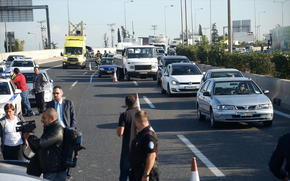 Καραμπόλα στην εθνική οδό Αθηνών-Λαμίας προς Πειραιά, κοντά στην έξοδο της Αττικής Οδού. 