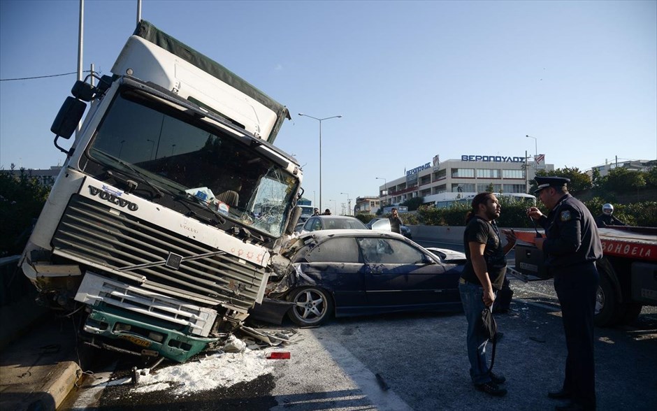 Καραμπόλα στην εθνική οδό Αθηνών-Λαμίας προς Πειραιά, κοντά στην έξοδο της Αττικής Οδού. 