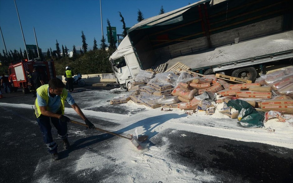 Καραμπόλα στην εθνική οδό Αθηνών-Λαμίας προς Πειραιά, κοντά στην έξοδο της Αττικής Οδού. 