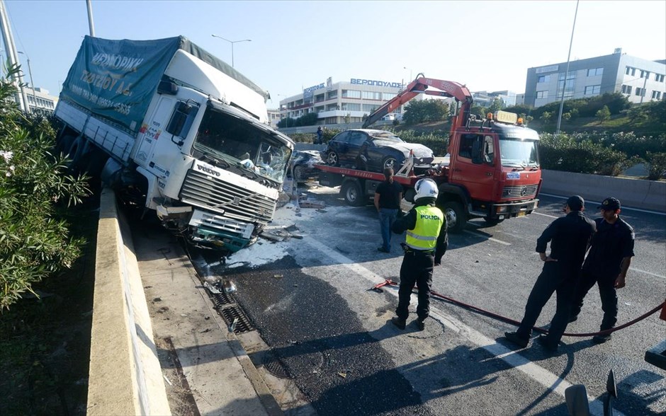 Καραμπόλα στην εθνική οδό Αθηνών-Λαμίας προς Πειραιά, κοντά στην έξοδο της Αττικής Οδού. 