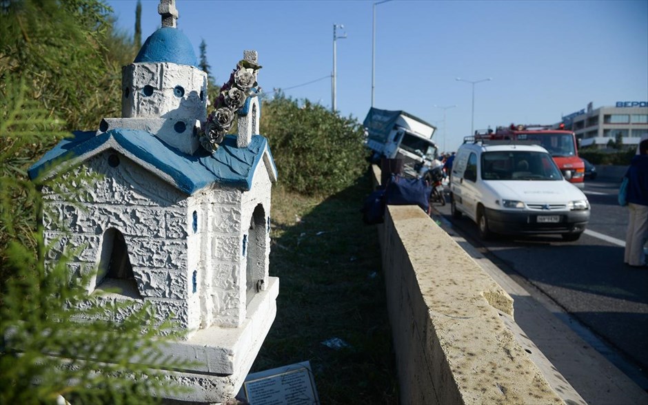Καραμπόλα στην εθνική οδό Αθηνών-Λαμίας προς Πειραιά, κοντά στην έξοδο της Αττικής Οδού. 