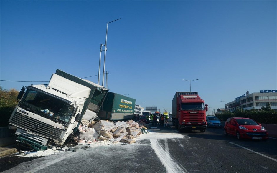 Καραμπόλα στην εθνική οδό Αθηνών-Λαμίας προς Πειραιά, κοντά στην έξοδο της Αττικής Οδού. 