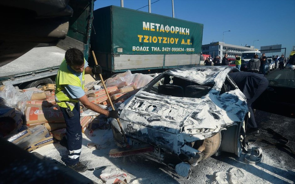 Καραμπόλα στην εθνική οδό Αθηνών-Λαμίας προς Πειραιά, κοντά στην έξοδο της Αττικής Οδού. 