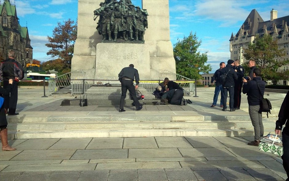 Καναδάς - πυροβολισμοί στο Κοινοβούλιο. Τραυματισμένος στρατιώτης μπροστα στο Μνημείο Θυμάτων Πολέμου στον περίβολο του κοινοβουλίου.