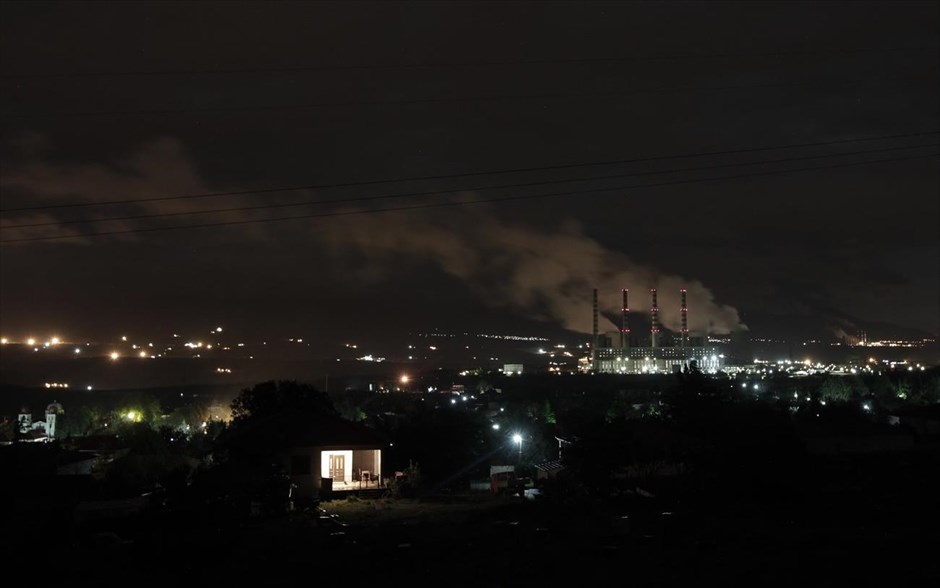 ΔΕΗ - Λιγνιτορυχεία - Λιγνιτικό κέντρο της Δυτικής Μακεδονίας - Πτολεμαϊδα. Νυχτερινή άποψη του χωριού Ποντοκόμη που βρίσκεται δίπλα στο ατμοηλεκτρικό εργοστάσιο Καρδιάς, κοντά στην πόλη της Πτολεμαϊδας.