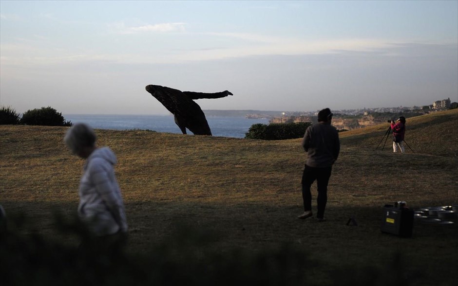 Γλυπτά πλάι στο κύμα. Το γλυπτό του Μάικλ Γκρεβ, «Το άλμα».