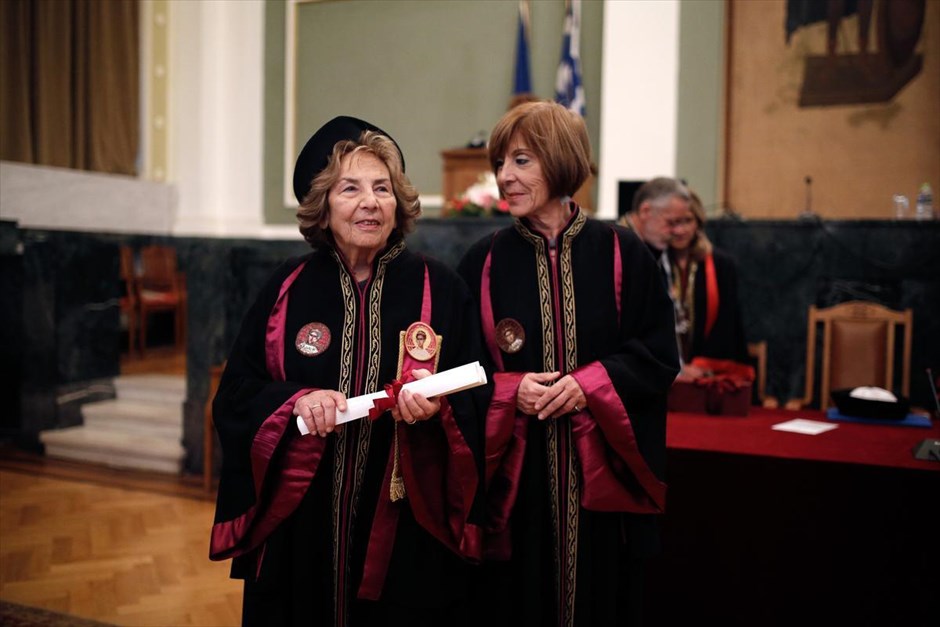 Άλκη Ζέη: Επίτιμη διδάκτορας στο Παιδαγωγικό του ΑΠΘ. Στιγμιότυπο από την τελετή αναγόρευσης της Άλκης Ζέη σε επίτιμη διδάκτορα του Τμήματος Επιστημών Προσχολικής Αγωγής και Εκπαίδευσης της Παιδαγωγικής Σχολής του Αριστοτελείου Πανεπιστημίου Θεσσαλονίκης (Α.Π.Θ.).
