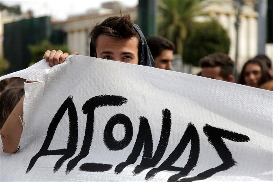 Συλλαλητήριο φοιτητών στα Προπύλαια. Φοιτητές, μαθητές και διοικητικοί υπάλληλοι διαδηλώνουν στα Προπύλαια, στον απόηχο της έντονης διαφωνίας που έχει προκληθεί με τον Πρύτανη του Πανεπιστημίου Αθηνών, Θεόδωρο Φορτσάκη, για τη φύλαξη του Ιδρύματος από τις εταιρείες σεκιούριτι.&nbsp;